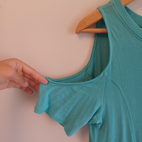 Hollister Shoulder Cutout Shirt - Picture 2 of 4